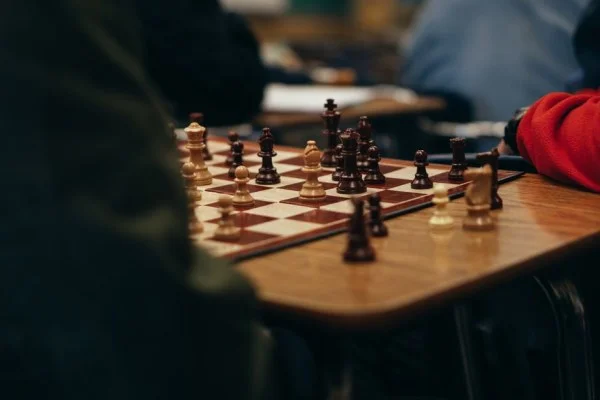 国际象棋世界冠军赛巅峰对决 丁立人首盘弈和对手卫冕悬念丛生